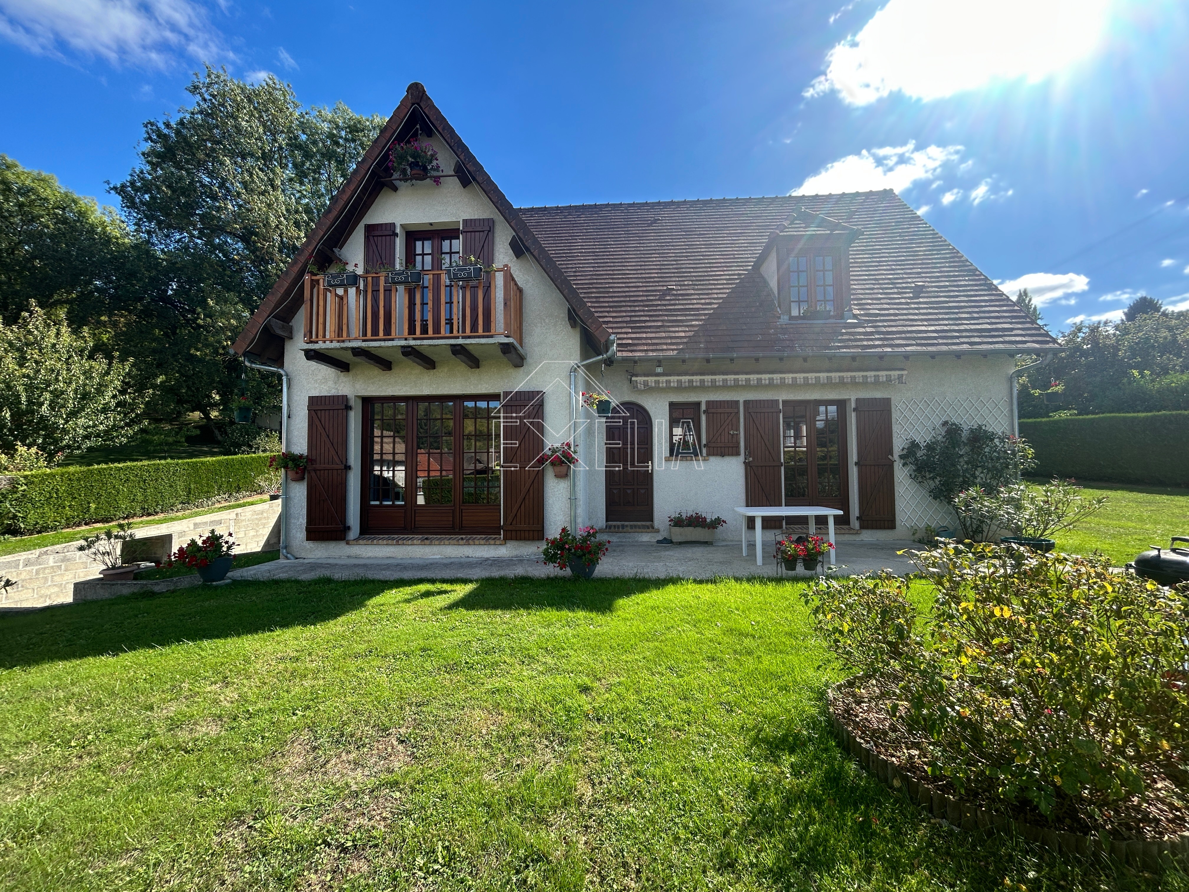Maison T7 de 158 m² sur terrain plat de 1400 m² avec double garage et carport à Blaru 
